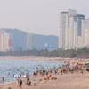 Bãi biển Nha Trang trải dài hút tầm mắt với nước biển xanh trong là nơi thu hút nhiều du khách đến nghỉ dưỡng, vui chơi. (Ảnh: Hoàng Hiếu/TTXVN)