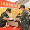 Các chiến sỹ Tổ lấy mẫu số 1, Bộ Chỉ huy Quân sự tỉnh Phú Thọ thực hiện công tác lấy mẫu hài cốt liệt sỹ giám định ADN tại Nghĩa trang Liệt sỹ Chiến dịch Trần Hưng Đạo, xã Bình Nguyên. (Ảnh: Nguyễn Thảo/TTXVN)