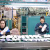 Công nhân Công ty Trách nhiệm hữu hạn TKG Tae Kwang Cần Thơ trong giờ làm việc. (Ảnh: Thanh Liêm/TTXVN)
