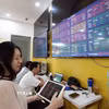 Khách hàng giao dịch chứng khoán. (Ảnh: Trần Việt/TTXVN)