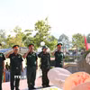 Lãnh đạo Bộ Chỉ huy quân sự tỉnh Khánh Hòa và xã Diên Khánh dành phút mặc niệm, tri ân các Anh hùng liệt sỹ. (Ảnh: Đặng Tuấn/TTXVN)