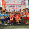 Ban Tổ chức VAUK Cup 2026 cùng các cầu thủ nhí ghi lại khoảnh khắc kỷ niệm rạng rỡ bên nhau. (Ảnh: TTXVN phát)