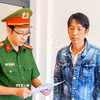 Cơ quan Cảnh sát điều tra Công an thành phố Cần Thơ tống đạt các quyết định với đối tượng Trương Văn Công. (Ảnh: TTXVN phát)