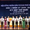 Lãnh đạo thành phố Bắc Ninh tặng hoa chúc mừng ông Đào Thanh Trường được bầu giữ chức Phó Chủ tịch Ủy ban Nhân dân thành phố. (Ảnh: Thanh Thương/TTXVN)