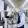 Công nhân làm việc tại Công ty Hana Micron Vina. (Ảnh: Đồng Thúy/TTXVN)