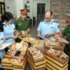 Bánh trung thu nhập lậu bị Lực lượng quản lý thị trường số 5 phối hợp Công an phường Hai Bà Trưng thu giữ buộc tiêu hủy. (Ảnh: Trần Việt/TTXVN)