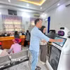 Robot thông minh tích hợp AI hỗ trợ người dân tra cứu thủ tục và lấy số thứ tự tại Trung tâm Phục vụ hành chính công xã. (Ảnh TTXVN phát)