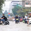 Triều cường gây ngập sâu khiến việc di chuyển của người dân rất khó khăn. (Ảnh minh họa: TTXVN phát)