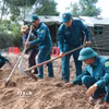 Lực lượng chức năng tìm kiếm hài cốt liệt sỹ khu vực Gò Tràm, thôn An Sơn, tỉnh Quảng Ngãi. (Ảnh: Phạm Cường/TTXVN)