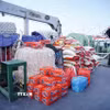 Hàng cứu trợ tập kết tại cảng để chuyển đến vùng ảnh hưởng động đất bằng đường biển. (Ảnh: TTXVN phát)