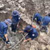 Đội K92 thực hiện nhiệm vụ tìm kiếm hài cốt liệt sỹ tại xã Vĩnh Tuy, An Giang. (Ảnh: Lê Huy Hải/TTXVN)