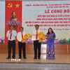 Lãnh đạo thành phố Cần Thơ trao quyết định công nhận xã An toàn khu cho lãnh đạo xã Cờ Đỏ. (Ảnh: Thu Hiền/TTXVN)