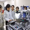 Sinh viên thực tập Môn lập trình vi điều khiển tại Trường Cao đẳng Công nghệ Việt-Hàn Bắc Giang. (Ảnh: Danh Lam/TTXVN)