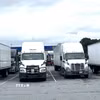 Các xe tải hạng nặng tại một bãi đỗ xe ven đường cao tốc I-95 North ở bang Delaware. (Ảnh: Đoàn Hùng/TTXVN)