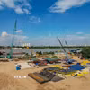 Khu vực dự án cầu Tứ Liên nhộn nhịp hoạt động khi các đơn vị thi công đẩy nhanh tiến độ. (Ảnh: Lê Đông/TTXVN)