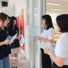 Giám thị gọi thí sinh vào phòng thi. (Ảnh: Minh Quyết/TTXVN)