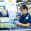 Lắp ráp điện thoại thông minh tại Công ty Trách nhiệm hữu hạn Samsung Electronic Việt Nam Thái Nguyên, Khu công nghiệp Yên Bình. (Ảnh: Hoàng Nguyên/TTXVN)
