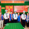 Đại diện đoàn đại biểu Thành phố Hồ Chí Minh trao quà động viên cho phụ huynh và chiến sỹ đang làm nhiệm vụ tại nhà giàn DKI/10. (Ảnh: Xuân Anh/TTXVN)