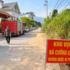 Lực lượng chức năng thiết lập khu vực cưỡng chế, bố trí phương tiện phòng cháy, chữa cháy và bảo đảm an toàn tại hiện trường. (Ảnh: Trung Nguyên/TTXVN)