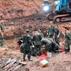 Công tác tìm kiếm, quy tập hài cốt liệt sỹ tại khu vực B, công viên Lê Thị Riêng. (Ảnh: TTXVN phát)