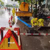 (Tư liệu) Công nhân ứng trực, xử lý thoát nước trên phố Minh Khai. (Ảnh: Thanh Tùng/TTXVN)