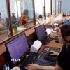 Cán bộ Trung tâm Phục vụ hành chính công xã Lao Chải hướng dẫn, giải quyết thủ tục hành chính cho người dân theo hướng công khai, hiện đại và hiệu quả. (Ảnh: Đức Thọ/TTXVN)