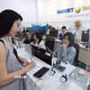 Khách hàng giao dịch tại Hội sở chính Công ty Chứng khoán Bảo Việt. (Ảnh: Trần Việt/TTXVN)