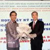 Ông Trần Ngọc Sơn (phải), Chủ tịch Hội hữu nghị Việt Nam-Malaysia Thành phố Hồ Chí Minh, tặng hoa chúc mừng ông Firdauz Bin Othman, Tổng Lãnh sự Malaysia tại Thành phố Hồ Chí Minh. (Ảnh: Xuân Khu/TTXVN)