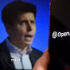 Giám đốc điều hành Sam Altman và biểu tượng OpenAI. (Ảnh: AFP/TTXVN)