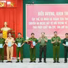2 đối tượng Liều A Sổ và Thào A Chô cùng tang vật 8 bánh heroin. (Ảnh: Nguyễn Oanh/TTXVN)