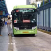 Hành khách lên xe buýt tại Trạm trung chuyển xe buýt Hàm Nghi, phường Bến Thành. (Ảnh: Hồng Đạt/TTXVN)