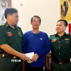 Chỉ huy Đồn Biên phòng Cửa khẩu Cảng Gianh (Bộ đội Biên phòng tỉnh Quảng Trị) thăm hỏi ngư dân Nguyễn Mạnh Cường, động viên gia đình sớm ổn định cuộc sống. (Ảnh: TTXVN phát)