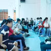 Phụ huynh và bệnh nhi đang chờ đợi đến lượt khám tại Khoa Tâm lý-Tâm thần trẻ em, Bệnh viện Tâm thần Thành phố Hồ Chí Minh. (Ảnh: Đinh Hằng/TTXVN)