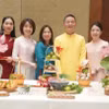Phó Giáo sư, Tiến sỹ Nguyễn Xuân Diện (thứ 3, từ phải qua) tham gia hoạt động giới thiệu ẩm thực Việt tại Trùng Khánh. (Ảnh: TTXVN phát)