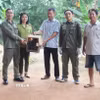 Anh Đặng Thanh Tâm bàn giao cá thể Khỉ mặt đỏ quý hiếm cho cơ quan chức năng. (Ảnh: Đậu Tất Thành/TTXVN)