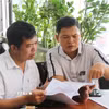 Tòa Phúc thẩm Tòa án nhân dân tối cao tại Đà Nẵng tuyên ông Nguyễn Trần Tấn Hiệp (bên phải) thắng kiện nhưng hơn 4 tháng qua Ủy ban nhân dân xã Đình Cương chưa thi hành bản án. (Ảnh: Phạm Cường/TTXVN)