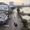 Ngập sâu nhiều tuyến đường phía Nam Thành phố Hồ Chí Minh, chiều 11/10/2026. (Ảnh: Hồng Đạt/TTXVN)