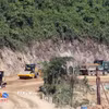 Máy móc thiết bị đang thi công các hạng mục đào, đắp, san gạt nền đường đầu tuyến Quốc lộ 14D. (Ảnh: Trần Tĩnh/TTXVN)