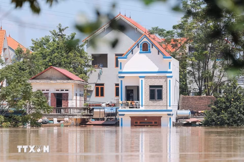 Nhiều hộ dân thôn Đồng Đạo, xã Hợp Thịnh (Bắc Ninh) sống ven sông Cầu bị ngập sâu hơn 3m do nước sông dâng cao bất thường. (Ảnh: Hoàng Hiếu/TTXVN)