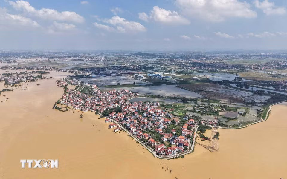 Nhiều hộ dân của xã Hợp Thịnh (tỉnh Bắc Ninh) sống ven sông Cầu bị ngập sâu hơn 3m do nước sông dâng cao bất thường. (Ảnh: Hoàng Hiếu/TTXVN)