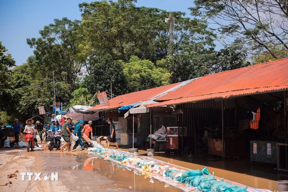 Nhiều hộ dân thôn Ngô Đạo, xã Đa Phúc (Hà Nội) ven sông Cầu hiện bị ngập úng nặng. (Ảnh: Hoàng Hiếu/TTXVN)