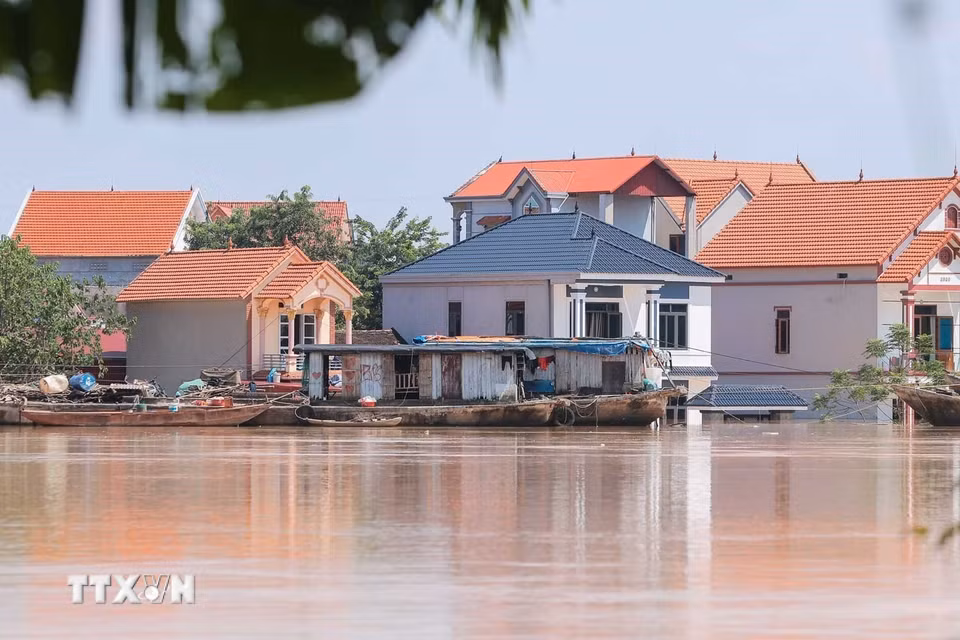 Nhiều hộ dân thôn Đồng Đạo, xã Hợp Thịnh (Bắc Ninh) sống ven sông Cầu bị ngập sâu hơn 3m do nước sông dâng cao bất thường. (Ảnh: Hoàng Hiếu/TTXVN)