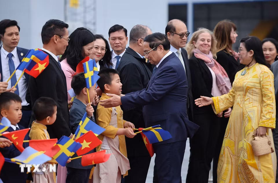 Cán bộ, nhân viên Đại sứ quán và cộng đồng người Việt Nam tại Thụy Điển đón Thủ tướng Phạm Minh Chính và Phu nhân. (Ảnh: Dương Giang/TTXVN)