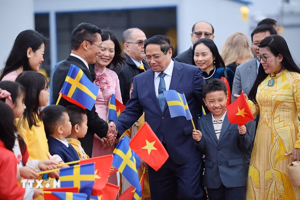 Cán bộ, nhân viên Đại sứ quán và cộng đồng người Việt Nam tại Thụy Điển đón Thủ tướng Phạm Minh Chính và Phu nhân. (Ảnh: Dương Giang/TTXVN)