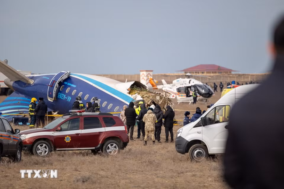 Chiếc máy bay Embraer 190 của hãng hàng không Azerbaijan Airlines, bay từ Baku đến Grozny (Nga), đã gặp nạn sáng 25/12 gần thành phố Aktau ở miền Tây Kazakhstan, khiến 38 người thiệt mạng. Trên máy bay có 62 hành khách và 5 thành viên phi hành đoàn. (Ảnh: THX/TTXVN)