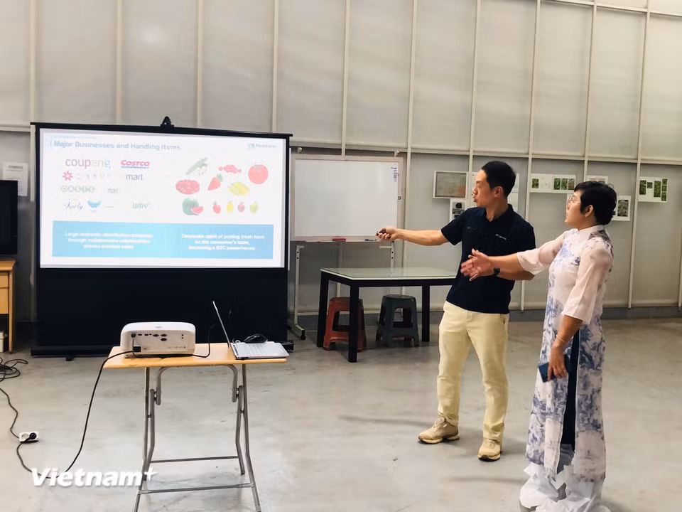 Chuyên gia giới thiệu mô hình ứng dụng các giải pháp công nghệ hiện đại nhằm tối ưu năng suất, chất lượng và tính bền vững trong nông nghiệp tại Smart Farm.(Ảnh: Vietnam+)