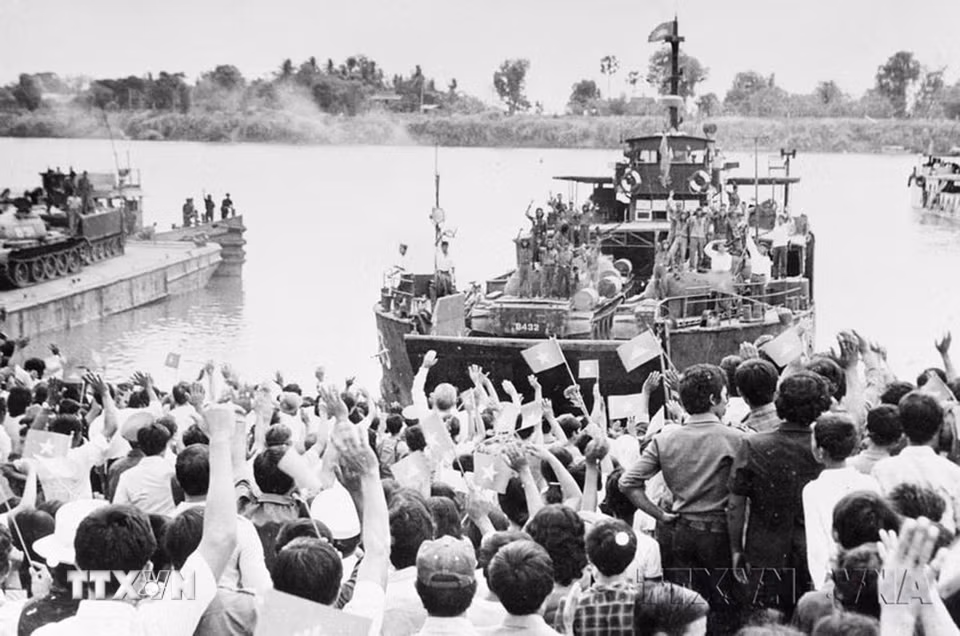 Năm 1989, lực lượng tàu vận tải quân sự Hải quân, trong đó có Lữ đoàn 125 đã hoàn thành thắng lợi 8 đợt vận chuyển quân tình nguyện Việt Nam từ Campuchia về nước, bảo đảm an toàn tuyệt đối về người và phương tiện. (Ảnh: TTXVN)