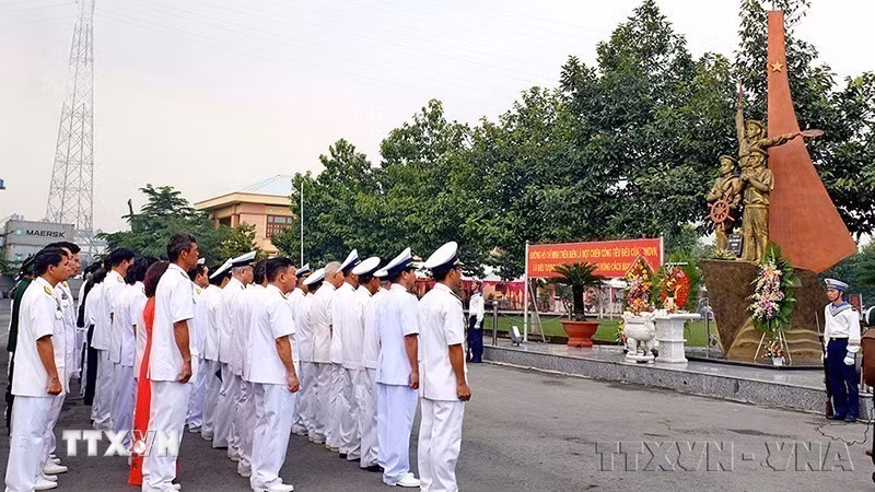 Các thế hệ cán bộ, chiến sỹ Lữ đoàn 125 Hải quân (tiền thân là Đoàn 759) dâng hương tưởng niệm trước Tượng đài Anh hùng liệt sỹ "Đoàn tàu không số" tại khuôn viên Lữ đoàn 125, Vùng 2 Hải quân, phường Cát Lái, thành phố Thủ Đức, Thành phố Hồ Chí Minh (2021). (Ảnh: Thế Anh/TTXVN)