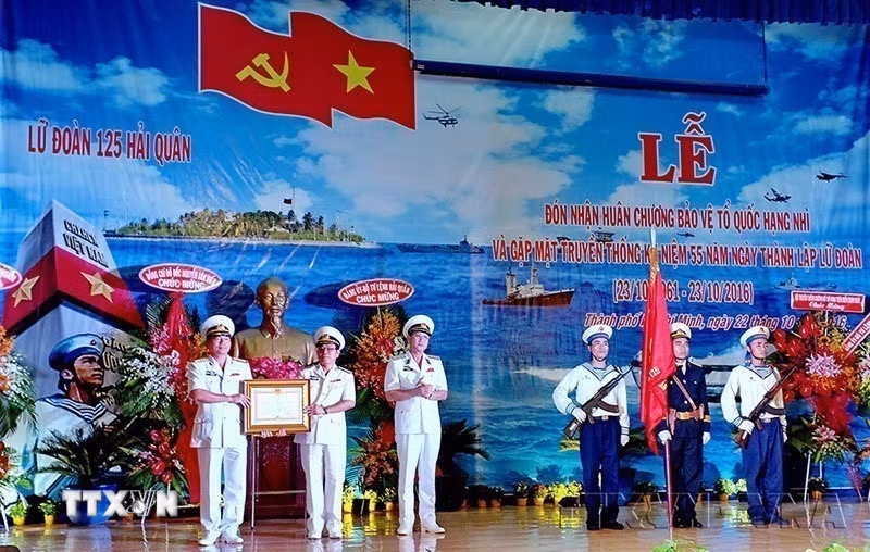Lữ đoàn 125 Hải quân (tiền thân là Đoàn 759) đón nhận Huân chương Bảo vệ Tổ quốc hạng Nhì, tại buổi gặp mặt truyền thống kỷ niệm 55 năm thành lập Lữ đoàn (23/10/1961-23/10/2016). (Ảnh: Thế Anh/TTXVN)