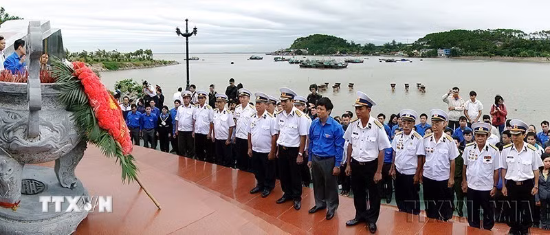 160 đại biểu đoàn viên thanh niên ưu tú trên khắp cả nước cùng các cựu chiến binh trên Đoàn tàu "Không số" dâng hương tại bến tàu K15 Đồ Sơn, Hải Phòng, tưởng niệm các chiến sỹ đã anh dũng hy sinh trên tuyến đường Hồ Chí Minh trên biển (5/10/2011). (Ảnh: Thế Duyệt/TTXVN)
